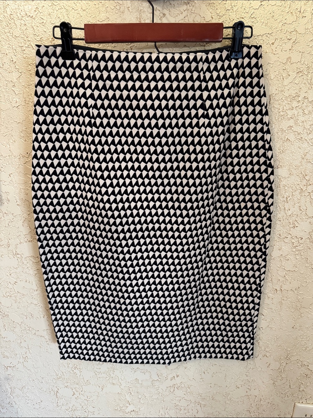 Banana Republic pencil skirt, black and ivory hounds tooth, - Picture 3 of 13